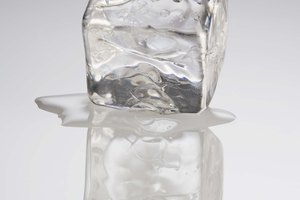 Los experimentos acerca de cómo y por qué se derriten los objetos son divertidos para los niños de todas las edades.