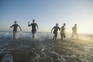 En el triatlón de primavera hay una sección donde deberás andar en bicicleta, en otra debes nadar y en la otra correr.