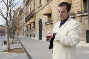 Aprender a usar tu reloj de pulsera Casio Telememo 30 es un proceso simple que toma sólo unos minutos.
