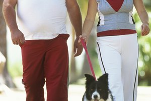 Caminar es una actividad de bajo impacto que quema calorías.