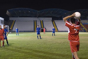 Las sustituciones son permitidas para el equipo ofensivo en saques laterales.