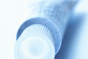 La fómula de Preparation H disminuye la inflamación de los vasos sanguíneos.