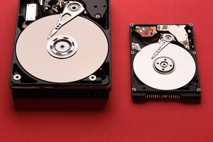 Una MacBook Pro utiliza un factor de formato de disco duro SATA más pequeño, de 2,5 pulgadas (6,3 cm).