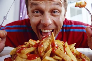 Aunque las papas fritas no contienen grasas trans, todavía contienen entre 21 y 43 gramos de grasa por porción, dependiendo de si se comen con queso o no.