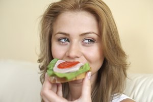 El estómago descompone la comida.