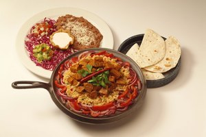 Cocina la col rizada durante 10 a 20 minutos, o hasta que esté cocida al nivel que prefieras.
