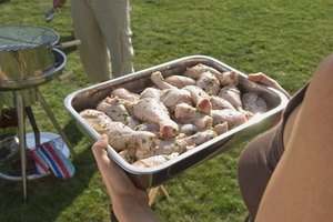 La salsa italiana es una forma rápida y sencilla de marinar los muslos de pollo.