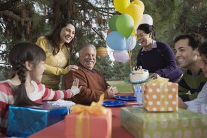 Pasar tiempo con el abuelo es algo que él apreciará.