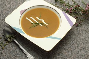 La calabaza banana squash cocinada la hace una sopa de rico sabor.
