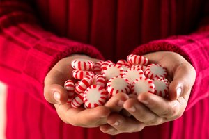 El aceite de hierbabuena con frecuencia se usa para darle sabor a los dulces.
