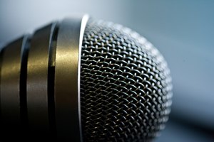 Puedes usar el micrófono integrado de iMovie para grabar directamente tu proyecto de video.
