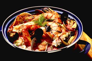 La sopa francesa bouillabaise usa una variedad de pescados y verduras.