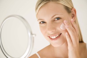No necesitas maquillaje para lucir hermosa; cuida de tu piel con una loción hidratante.