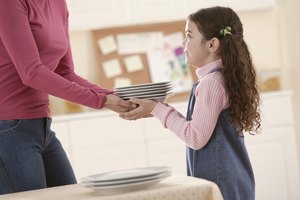 Toma tu propia situación financiera en cuenta antes de asignar precio a las tareas que deseas que tu hijo haga, aconseja Kids Health.