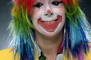 Utiliza toda tu creatividad para crear maquillaje de comedia en el rostro.