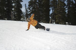 Afilar los bordes de tu tabla te ayudará a tallar más profundo sobre la nieve y a mantener los giros por más tiempo.