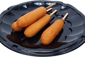 Cocina al horno o en el microondas tus corn dogs para poder disfrutar del sabor del carnaval durante todo el año.