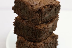 Puedes hacer meteoritos con chocolate negro derretido y brownies cortados en forma de meteoritos.