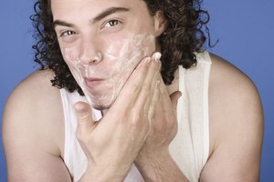 Utiliza una crema humectante para aliviar la sequedad cutánea.