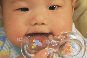 Los mordillos pueden ayudar a calmar las encías del bebé mientras le salen los dientes.