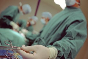 Las complicaciones estudiadas incluyen infección, hemorragia, obstrucción intestinal, deficiencia nutricional y coágulos sanguíneos en los pulmones.