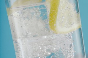 Las personas generalmente comen cuando en realidad están sedientas, así que beba agua en primer lugar antes de consumir alguna botana.