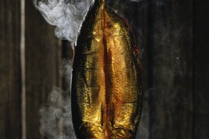 Mientras que el salmón también puede prepararse como kipper, actualmente los kipper son elaborados con arenques.