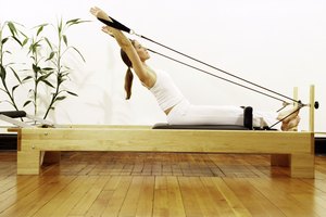 Una vez que te cerciores de que Pilates es para ti, puedes incribirte en un club donde tengan entrenamiento con aparatos como el