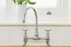 El solvente de CPVC debe curarse antes de que puedas utilizar los tubos para el flujo de agua.