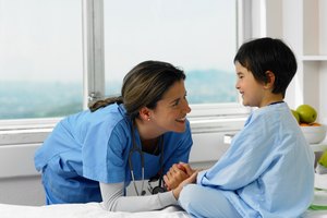 Si no puedes detener la hemorragia por tu cuenta después de 10 a 20 minutos, y tu hijo comienza a sentirse débil o mareado, obtén atención médica inmediatamente.