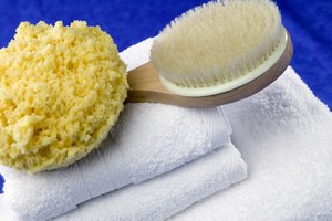 Pon una pequeña gota de tu limpiador favorito en las cerdas del cepillo.