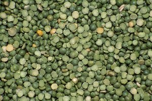 Los guisantes verdes secos suelen ser divididos para disminuir el tiempo de cocción.