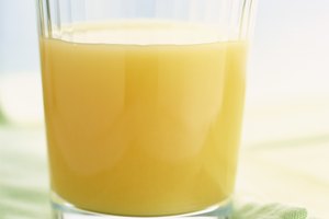 Un vaso de jugo de naranja.