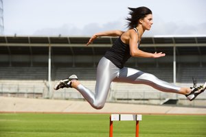 Los 100 metros con obstáculos es una de las primeras competiciones en el heptatlón de mujeres.