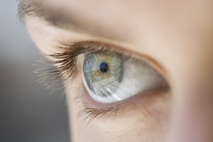 Aumenta la belleza de tus ojos azules con los colores correctos de maquillaje.