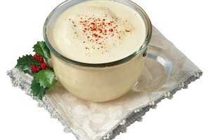 Una taza de ponche de huevo contiene 224 calorías.