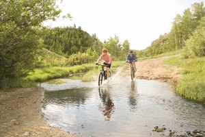 Algunos cables cargadores son a prueba de agua, para usarlos en calles y caminos.