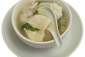 La sopa de wantán es ligeramente más alta en calorías que la sopa de huevo.