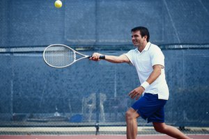 La camiseta polo debe ser blanca.