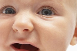 Los niños reaccionan de manera diferente con su ansiedad ante los extraños.