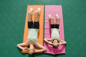 Orienta tus abdominales con patadas de tijera.