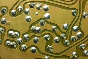 Muchos metales y minerales son usados en diferentes partes de una computadora.