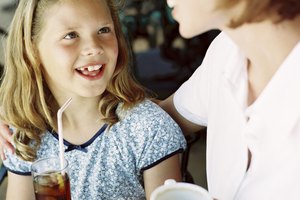 Los padres pueden enseñar a sus hijos acerca de los efectos secundarios de la cafeína y alentar la moderación.