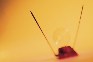 Puedes hacer una antena digital UHF con unos pocos artículos de uso doméstico y un cable coaxial.