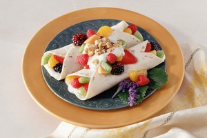 ¡Olé! Rellena una tortilla con frutas en lugar de queso y frijoles para un saludable burrito de desayuno.