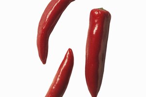 Los pimientos picantes condimentan las comidas y alivian dolores musculares.