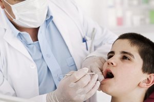 Los sonidos de la consulta del dentista puede aumentar el temor de tu hijo para sacar un diente.