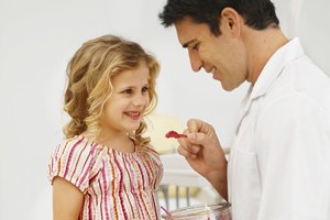 Mantén un frasco de juguetes especiales para recompensar a tu hijo.