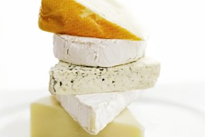 El queso munster tiene beneficios nutricionales, pero cuenta las calorías.