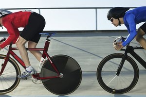 Un volante de carreras de fibra de carbono puede ser completamente cerrado para minimizar la resistencia del aire.